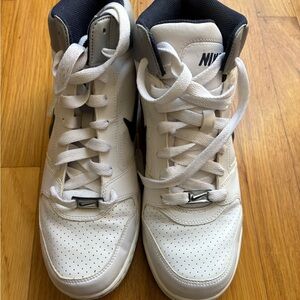 Like new Men’s Nike high top sneakers Women’s size 9.5